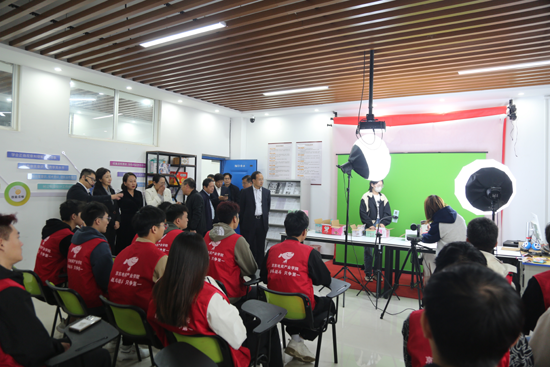 开封大学党委书记谭贞一行莅临漯河食品职业学院调研交流